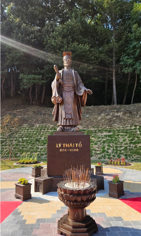 Lý Thái Tổ statue representing Vietnamese Lý Dynasty heritage